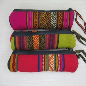 Può includere: Tre pochette con cerniera colorate con un motivo tessuto e tiretti della cerniera neri. Le pochette sono impilate l'una sull'altra. La pochette superiore è rosa, la pochette centrale è verde e la pochette inferiore è rossa.