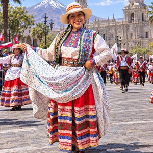 Puede incluir: Un vestido tradicional peruano que consiste en una blusa blanca de manga larga con bordados coloridos, una falda roja con bandas horizontales estampadas y un sombrero de paja de ala ancha con una cinta decorativa.