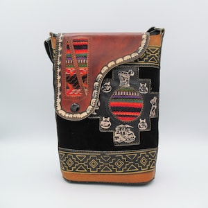 Bolso bandolera de ante y piel con diseño de llama
