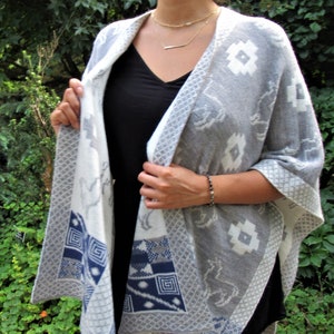 Gray Peruvian Ruana/Women&#39;s Knitted Wool Ruana Reversible/Cape sleeveless Peruvian Ruana
