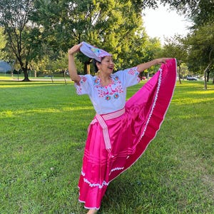 Marinera Nortena MEDIUM Hot Pink. Trajes Tipicos del Peru. Typical Peruvian Costume