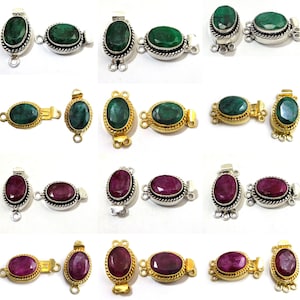 Op de afbeelding: Assortiment van ovale edelsteen sluitingen met zilveren en gouden instellingen. De edelstenen zijn groen en rood. De sluitingen zijn ontworpen voor het maken van sieraden.