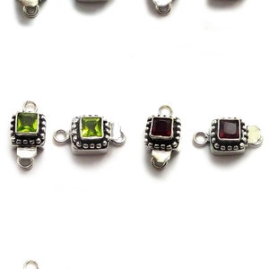 Op de afbeelding: Assortiment van 10 zilverkleurige toggle-sluitingen met vierkante instellingen en kleurrijke edelstenen. De sluitingen zijn perfect voor het maken van sieraden en knutselen.