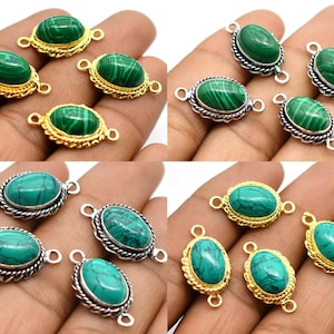 以下が含まれることがあります： 銀と金のアクセントが付いた、楕円形の緑色のマラカイト宝石コネクターチャームの詰め合わせ。チャームは両側に2つのループがあり、ジュエリーに取り付けることができます。