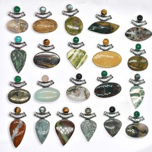 Lot de pendentifs de pierres précieuses naturelles et mélangées, pendentif de créateur en plaqué argent sterling 925, lot de pendentifs mystère, pendentif de forme et de taille variées.