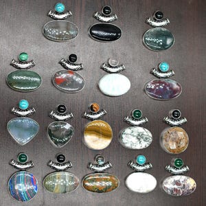Lot de pendentifs de pierres précieuses naturelles et mélangées, pendentif de créateur en plaqué argent sterling 925, lot de pendentifs mystère, pendentif de forme et de taille variées.