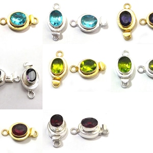 Puede incluir: Surtido de cierres ovalados de piedras preciosas en varios colores, incluyendo verde, azul, morado y rojo. Los cierres están hechos de metal plateado y dorado y presentan un diseño decorativo.