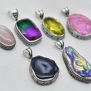 Lot de mélanges de pierres précieuses et de pendentifs naturels, pendentif de créateur en plaqué argent sterling 925, lot de pendentifs mystère, mélange de formes et de tailles de pendentifs.