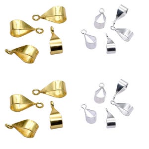Könnte beinhalten: Eine Auswahl an Schmuckbügeln in Gold- und Silberfarben. Die goldenen Bügel haben ein gebogenes, offenes Design mit einer kleinen Schlaufe zum Befestigen an einer Kette. Die silbernen Bügel haben eine Tropfenform.