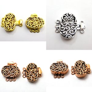 Może przedstawiać: Trzy pary ozdobnych, owalnych zapięć do tworzenia biżuterii. Zapięcia są dostępne w kolorze złotym, srebrnym i różowym złocie.