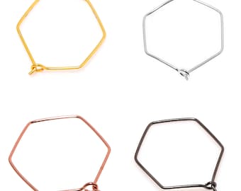 Puede incluir: Cuatro pendientes de aro hexagonales en diferentes acabados: oro, plata, oro rosa y negro.