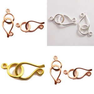 Puede incluir: Tres juegos de cierres de langosta en oro, plata y oro rosa. Cada juego incluye dos cierres.