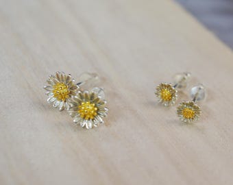 925 Sterling Silver 3D Daisy Stud Earrings – Gold-Plated Center