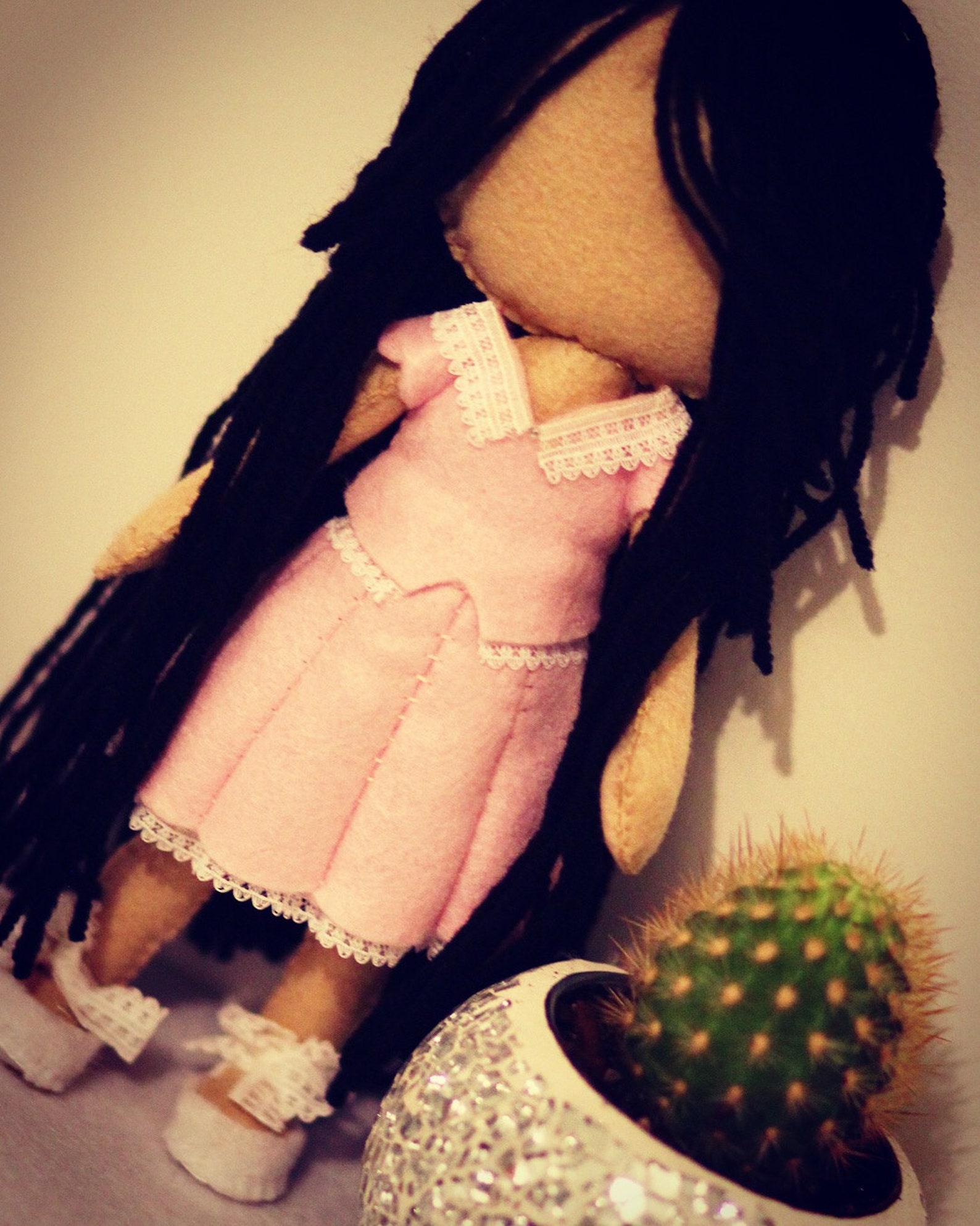 Muñeca de fieltro sin rostro Mei - Etsy España