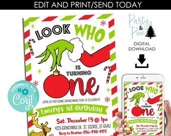 Könnte beinhalten: Digitale Einladung zum ersten Geburtstag mit Grinch-Thema. Das Design zeigt die Hand des Grinch, die eine rote Kugel hält, mit dem Text "Look Who is Turning One". Die Einladung enthält Party-Details für die Feier.