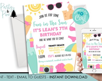 Peut inclure: Une invitation imprimable pour une fête d'anniversaire de 7 ans sur le thème de la plage. L'invitation représente une planche de surf, des lunettes de soleil, un château de sable et un cornet de glace. Le texte de l'invitation indique "Fun in the Sun It's Leah's 7th Birthday" et comprend la date, l'heure et le lieu de la fête. L'invitation est personnalisée avec le nom "Cory!"