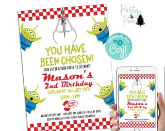 Può includere: Un invito stampabile per una festa di compleanno di 2 anni a tema Toy Story. L'invito presenta un personaggio alieno verde del film, uno sfondo a scacchi rosso e bianco e il testo "Sei stato scelto! Unisciti a noi per una festa di pizza per celebrare il 2° compleanno di Mason. Sabato 19 agosto, dalle 12:00 alle 14:00. Mason's Pizza Planet - 4345 East Toy Story Ln. Ithaca, NY 34515. RSVP ad Andrea 654-909-7878 entro il 3 agosto, per favore."