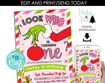 Op de afbeelding: Een Grinch-thema verjaardagsuitnodiging met de tekst "Look Who Is Turning One". De uitnodiging heeft een rood-roze kleurenschema met Grinch-thema graphics en zuurstok accenten. Het is een digitale download.