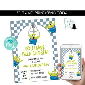 Könnte beinhalten: Eine Geburtstagseinladung mit blau-weiß kariertem Rand, grünen dreiaugigen Außerirdischen und einer Greifarm-Grafik. Der Text lautet: YOU HAVE BEEN CHOSEN! JOIN US FOR A PIZZA PARTY TO CELEBRATE NOAH'S 3RD BIRTHDAY. Enthält Angaben zu Datum, Uhrzeit und Ort.