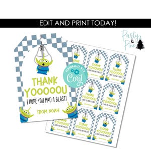 Pode incluir: Uma folha de etiquetas de presente imprimíveis com um personagem alienígena verde de três olhos em uma máquina de garra. As etiquetas têm uma borda xadrez azul e branca e o texto THANK YOOOOOU I HOPE YOU HAD A BLAST! FROM, NOAH.