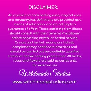 Pode incluir: Fundo rosa e roxo com texto branco que diz "DISCLAIMER:" seguido de uma isen&ccedil;&atilde;o de responsabilidade sobre os usos da cura com cristais e ervas. O texto tamb&eacute;m inclui o endere&ccedil;o do site "www.witchmadestudios.com" e o texto "Witchmade Studios".