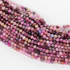 Peut inclure: Un brin de perles de saphir rose facettées. Les perles sont petites et présentent une variété de nuances de rose.