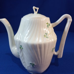 Cafetera y tapa Harp Shamrock de BELEEEK POTTERY (IRLANDA)