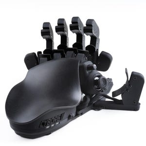 Op de afbeelding: Een zwarte prothetische hand met beweeglijke vingers en een polsmechanisme. Het apparaat heeft een gebogen handpalm en de tekst "CYBORG II" is zichtbaar aan de zijkant. De vingers zijn licht gebogen.