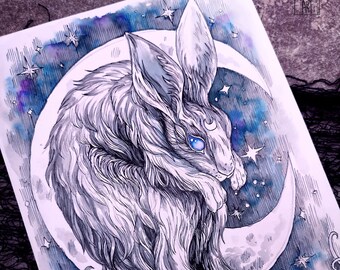 Op de afbeelding: Een zwart-witte illustratie van een konijn dat op een halve maan zit. De maan is omringd door sterren en een blauwe aquarel achtergrond. Het konijn heeft blauwe ogen en een lange staart.