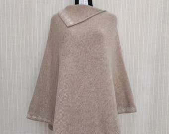 Poncho en laine fait main / Cape minimaliste en laine / Poncho estonien tricoté / Cape minimaliste unisexe / Poncho beige pour femme / Cape beige pour homme