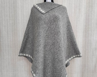 Poncho en laine fait main / Cape minimaliste en laine / Poncho estonien tricoté / Cape minimaliste unisexe / Poncho gris pour femme / Cap gris pour homme