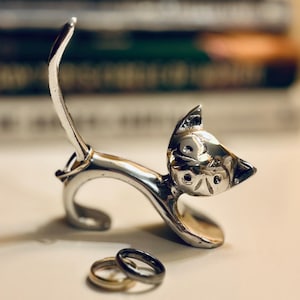 A silver-finished cat ring holder is a must-have for any animal lover.
