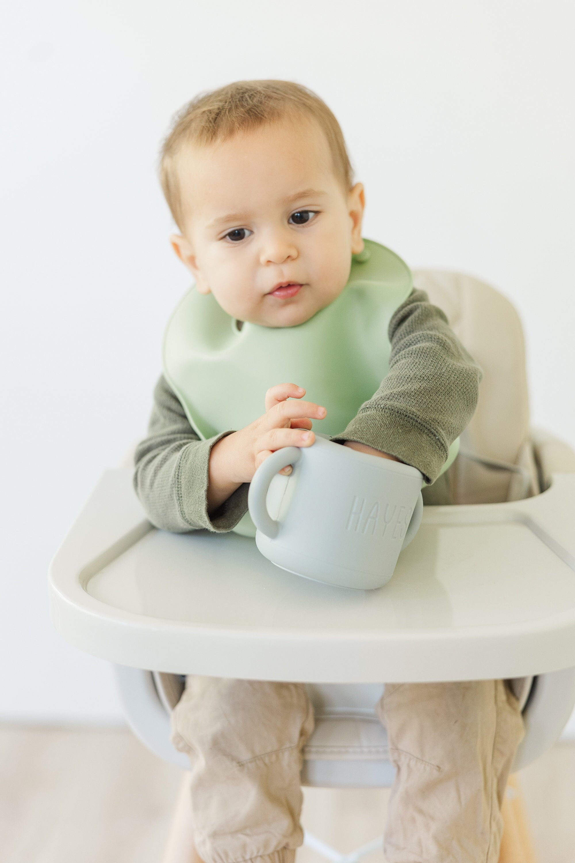 Copo de lanche de bebê de silicone com nome personalizado com alça, copo de treinamento de criança gravado personalizado sem derramamento para chá de bebê recém-nascido ou presente de nova mãe