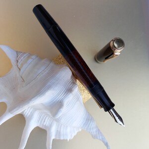 Vintage MILLER 647 fountain pen chevron pattern  14 k gold nib  size  Medium -Danish model