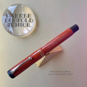 Pluma estilográfica Parker Duofold Junior Streamline Vintage, color rojo coral, plumín dorado original EF, excelente estado.