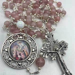 Vergine Madre Maria con i suoi figli Rosario completo Decina Opale Madagascar Quarzo rosa Devozione mariana Eucaristia Sacramento Devozionale cattolico