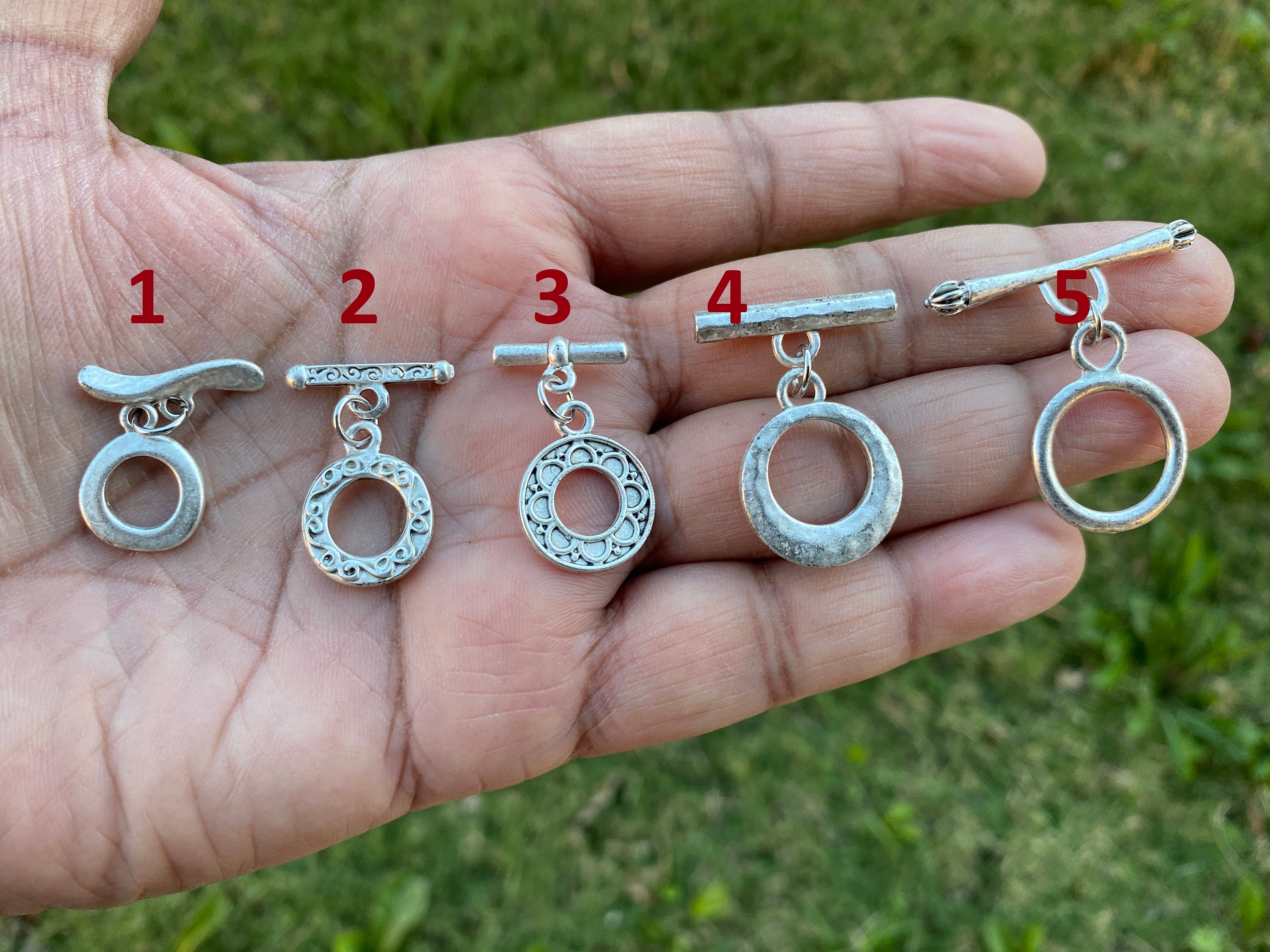 how to make hoop earrings with toggle clasps. These are so cute!