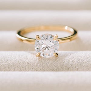 Alliance de fiançailles rondes avec zircons cubiques de 2 carats. Or jaune 18 carats sur argent sterling S925. Bague de voyage | Bague de mariée | Bague de promesse