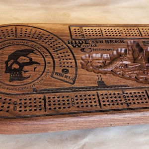 4 - Spieler U-Boot Cribbage Board mit geschnitztem Delphin Peg und Kartenspeicher