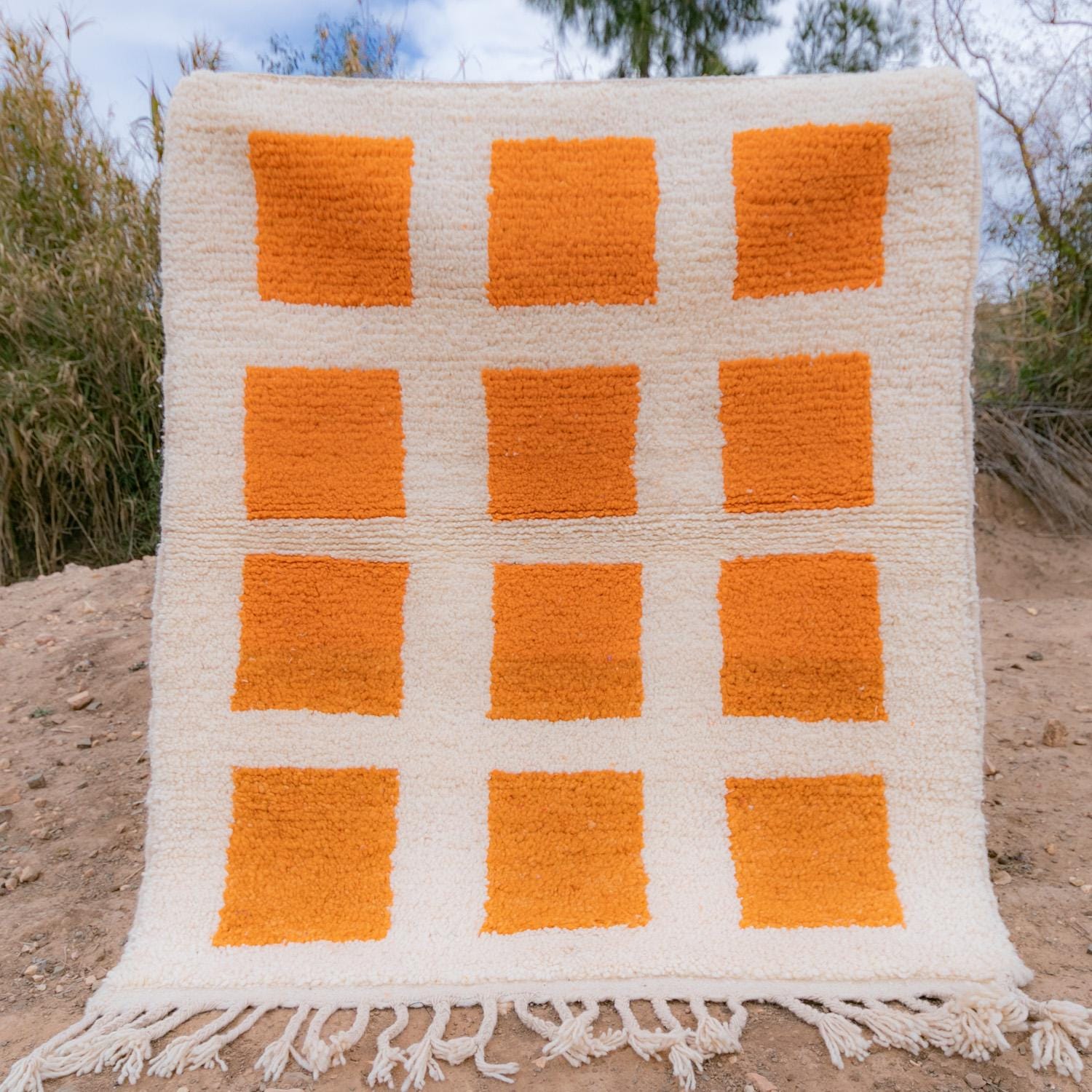 Tapis Marocain Damier D'échecs Personnalisé | Beni Ourain À Orange Et Blanc Carreaux Fait Main Unique De Style