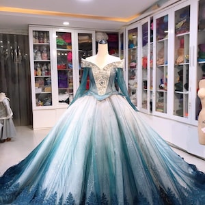 Abito da sposa color ombré con lungo strascico e maniche lunghe - Costume da sposa