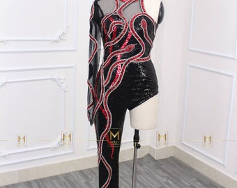 El traje negro y rojo de Eras: inspiración para disfraces de cosplay