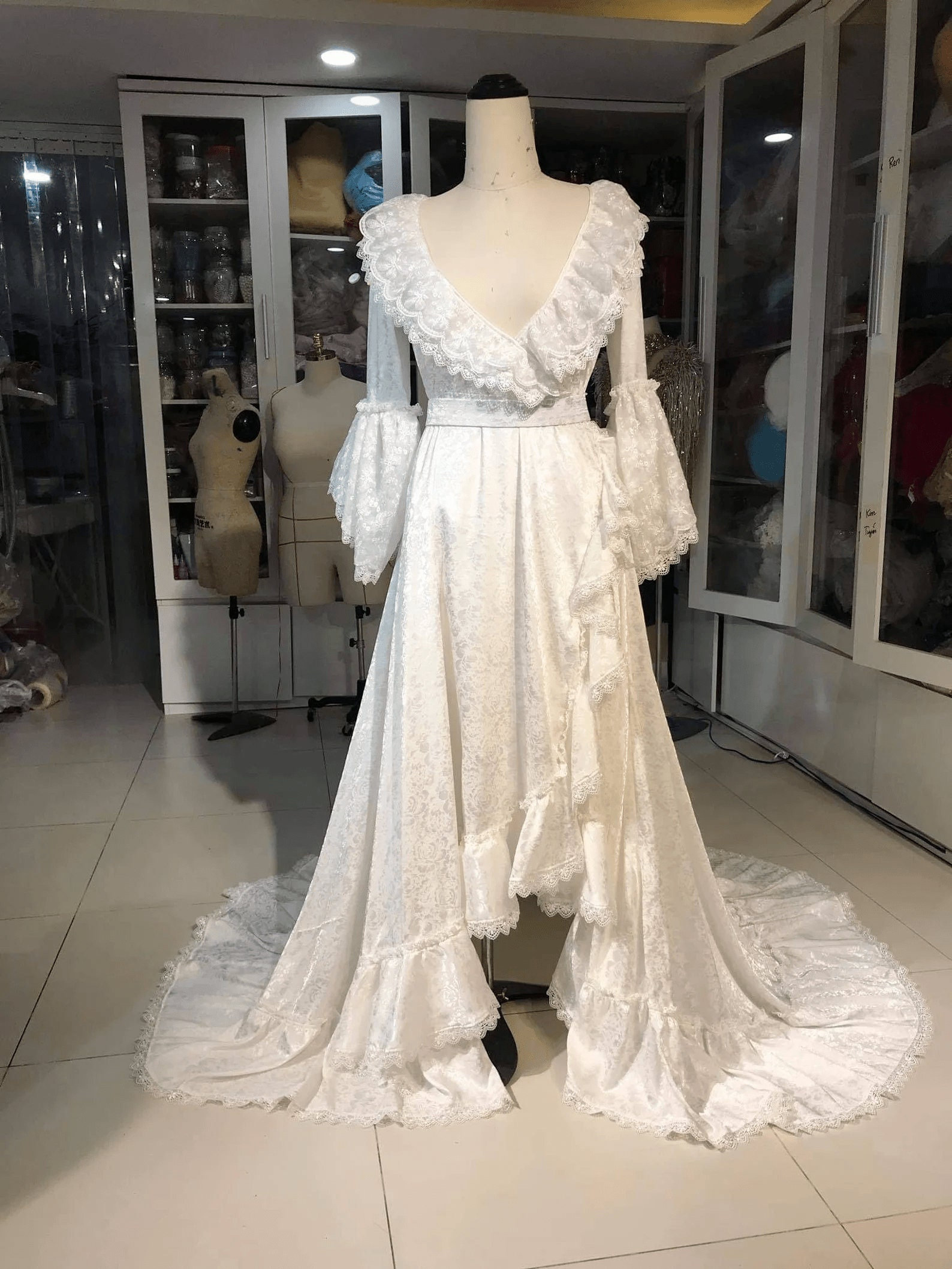 phantom of the opera christine white dress Rewatching my favourite musical tonight, and I was wondering if anyone knew a similar to one Daa wears at the end of of the Opera. If anyone Christine Daa's Costumes from Phantom: