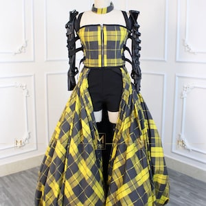 El conjunto completo de Taylor vistiendo disfraces a cuadros para cosplay en los VMAs: conjunto negro y amarillo