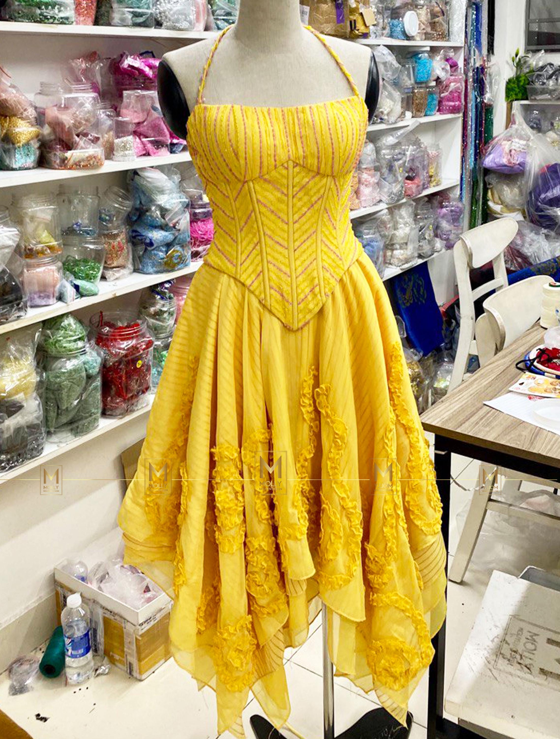 glinda yellow dress I made myself Glinda's Bubble and she was all over my inspo board when I did, I wish I had seen her as but I'm glad she graces my costume With a cool square neckline and fitted bodice Is anyone else mourning the