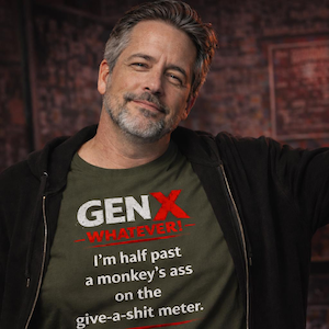 Könnte beinhalten: Olivgrünes T-Shirt mit dem Text "GEN X WHATEVER!" in Weiß und Rot. Das Shirt enthält auch den Satz "I'm half past a monkey's ass on the give-a-shit meter."