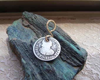 Collar con colgante de media moneda de plata auténtica española de 1802 con argolla chapada en oro.