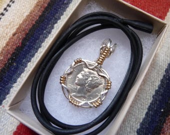 Collar con colgante de moneda de diez centavos Mercury de plata de 1945 en montura de plata esterlina y chapada en oro.