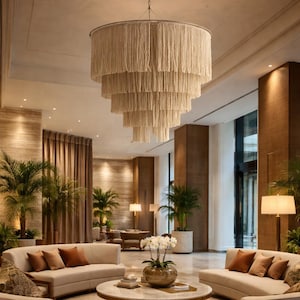 Puede incluir: Una taza de cerámica blanca con un asa negra y el texto "But First, Coffee" en negrita negra. La taza se encuentra sobre un fondo borroso, resaltando su diseño limpio.