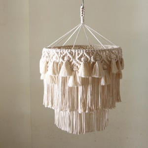 Lustre artesanal de macramê com franjas, luminárias boho, luminária pendente boho para quarto de bebê.